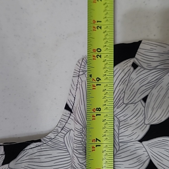 Crown & Ivy Black & White Floral Sleeveless Blouse with Ruffle Collar size Large - Picture 4 of 7